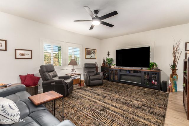 653 W Redondo Place, Green Valley, AZ 85614