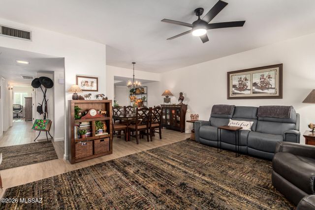 653 W Redondo Place, Green Valley, AZ 85614