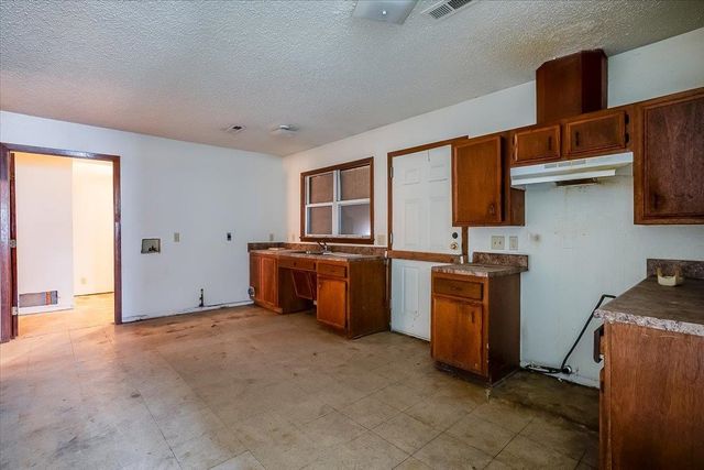 828 N Poplar, Wichita, KS 67214