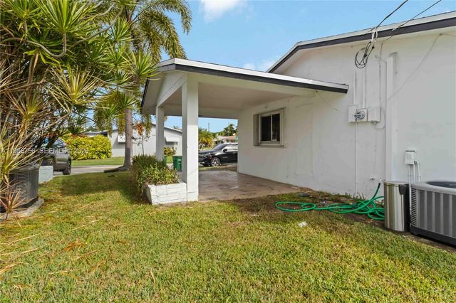 2502 NW 48th St, Tamarac, FL 33309
