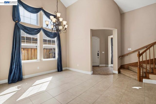 2560 Calabria Ct, Dublin, CA 94568