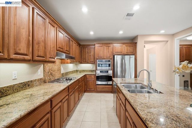 2560 Calabria Ct, Dublin, CA 94568