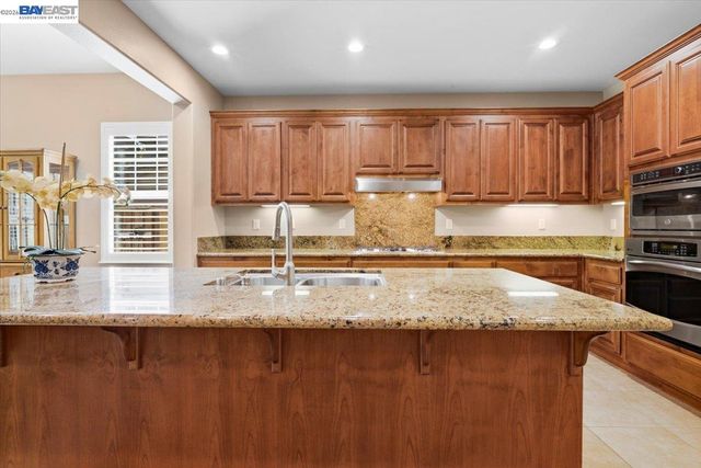 2560 Calabria Ct, Dublin, CA 94568