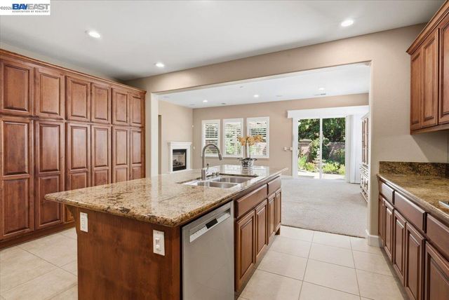 2560 Calabria Ct, Dublin, CA 94568