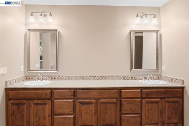 2560 Calabria Ct, Dublin, CA 94568