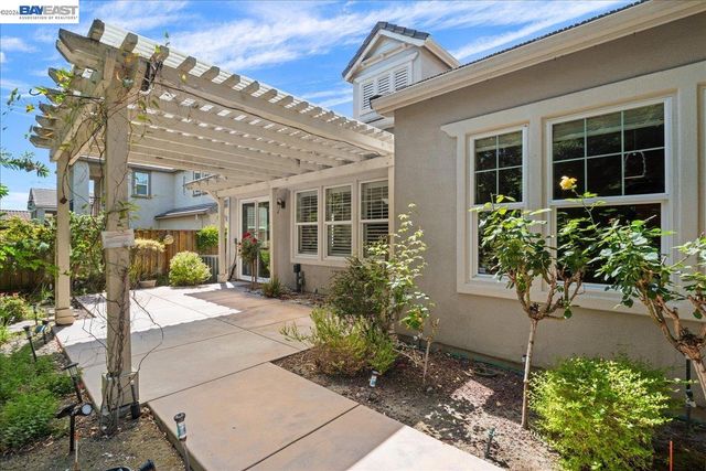 2560 Calabria Ct, Dublin, CA 94568
