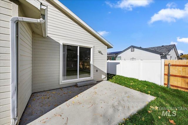 94 S Beechwood Drive, Nampa, ID 83651