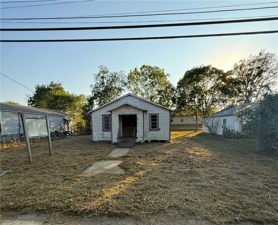 605 North Shaw Street, Caldwell, TX 77836 — exterior
