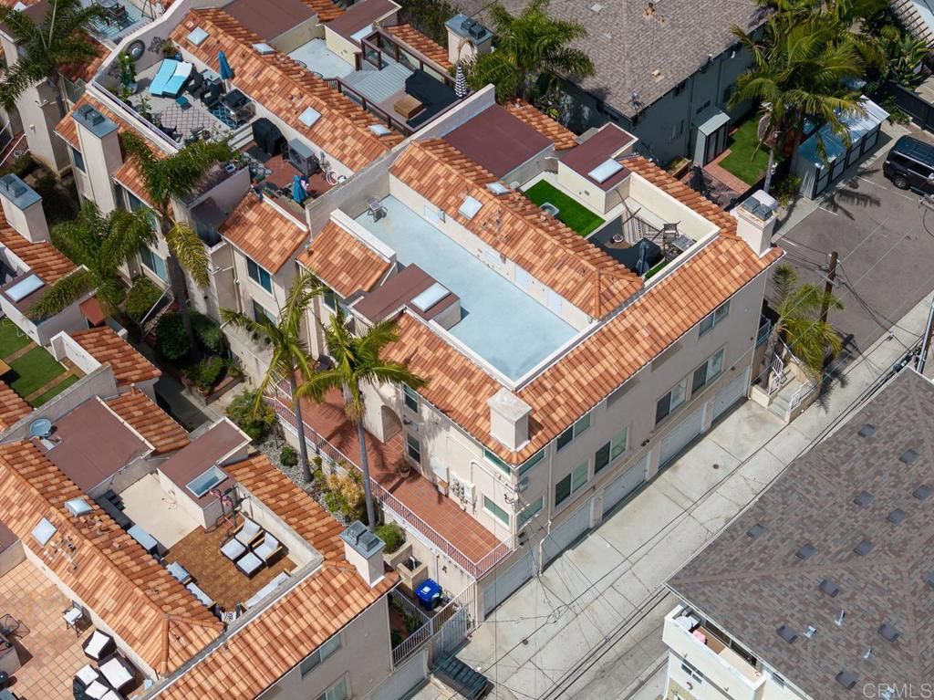 Image 10 of property listing at 919 Agate Street 3, San Diego, CA 92109