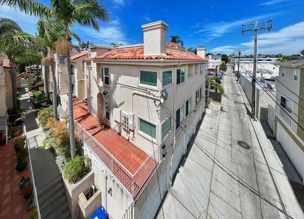 Image 14 of property listing at 919 Agate Street 3, San Diego, CA 92109