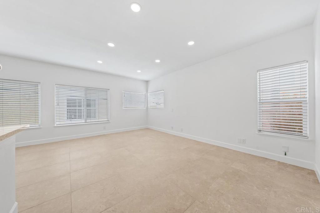 Image 15 of property listing at 919 Agate Street 3, San Diego, CA 92109