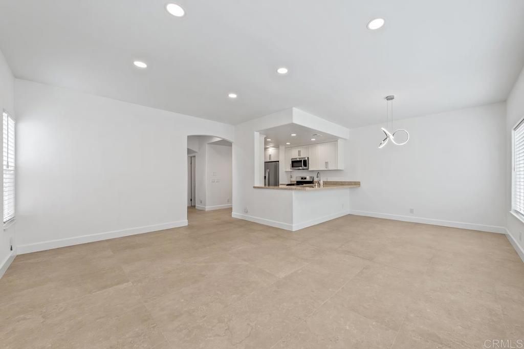 Image 17 of property listing at 919 Agate Street 3, San Diego, CA 92109