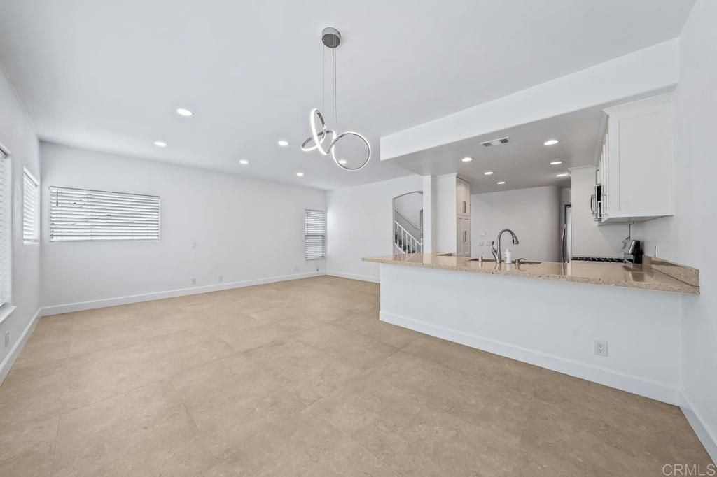 Image 18 of property listing at 919 Agate Street 3, San Diego, CA 92109