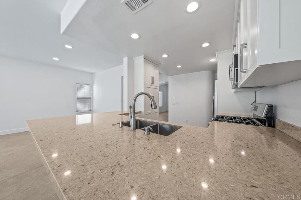 Image 19 of property listing at 919 Agate Street 3, San Diego, CA 92109
