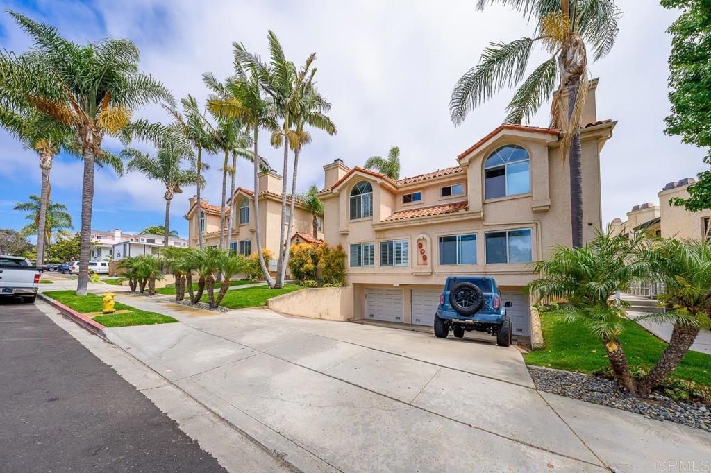 Image 2 of property listing at 919 Agate Street 3, San Diego, CA 92109