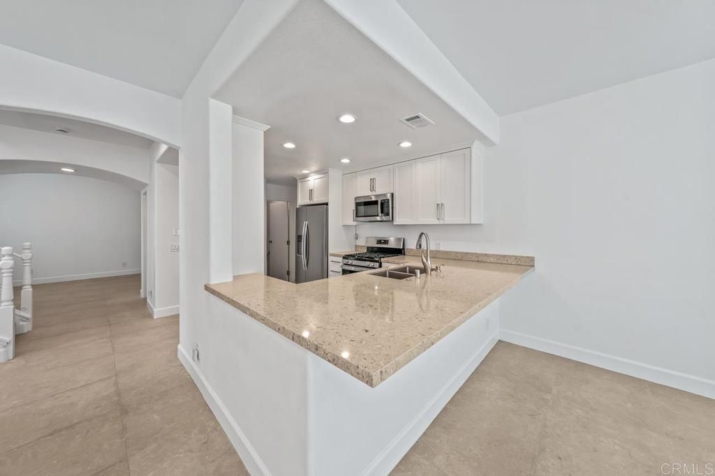 Image 21 of property listing at 919 Agate Street 3, San Diego, CA 92109