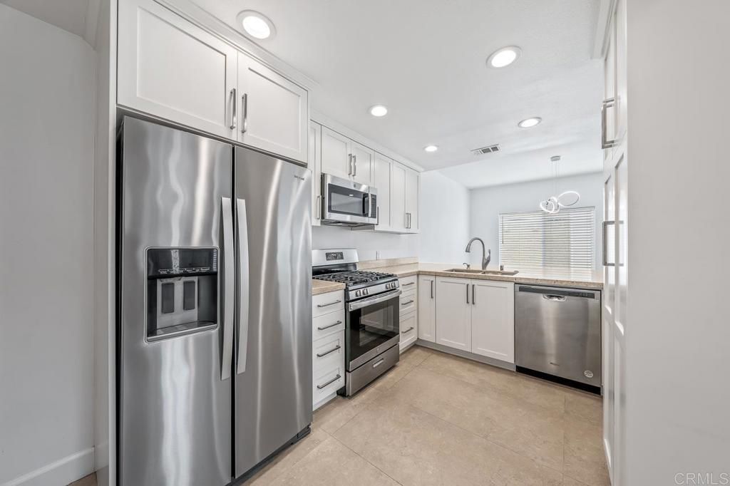 Image 25 of property listing at 919 Agate Street 3, San Diego, CA 92109