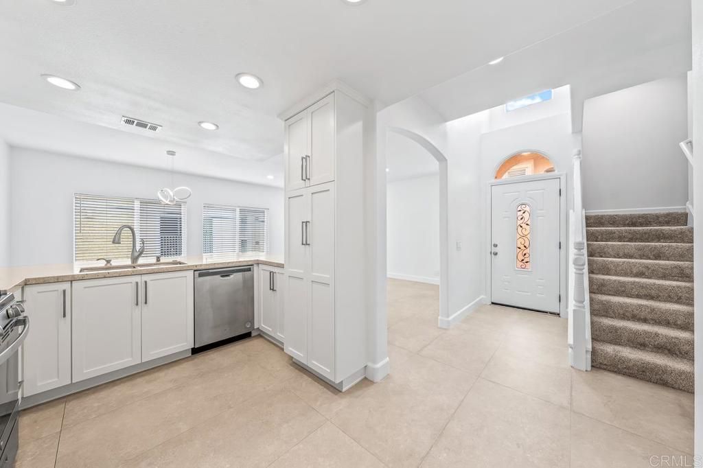 Image 26 of property listing at 919 Agate Street 3, San Diego, CA 92109