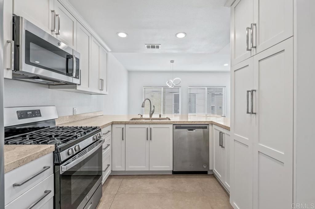 Image 27 of property listing at 919 Agate Street 3, San Diego, CA 92109