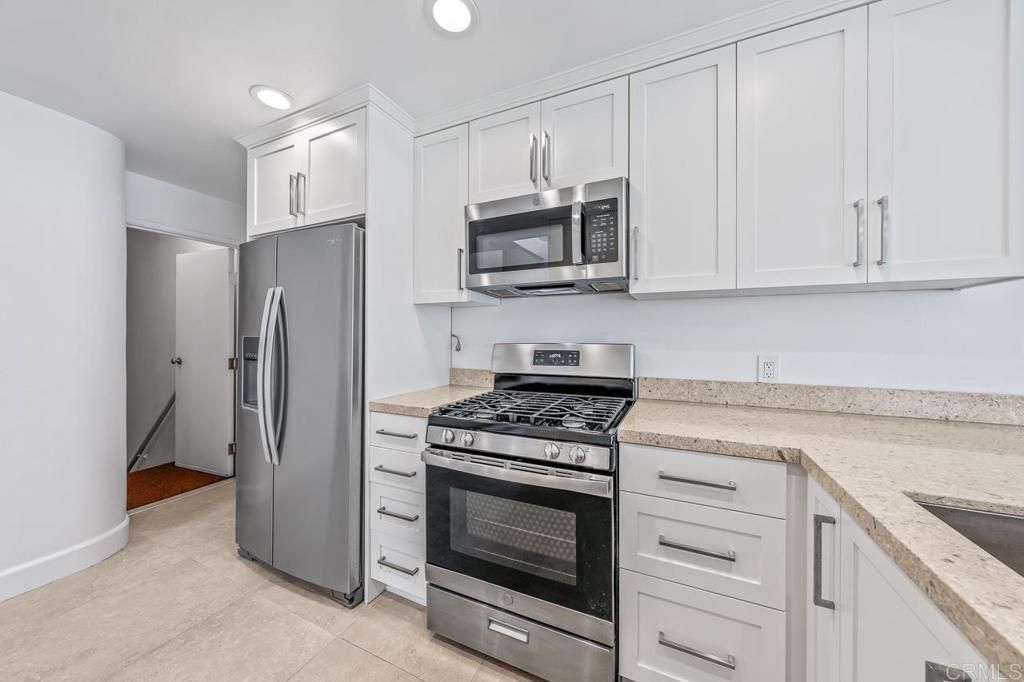 Image 28 of property listing at 919 Agate Street 3, San Diego, CA 92109
