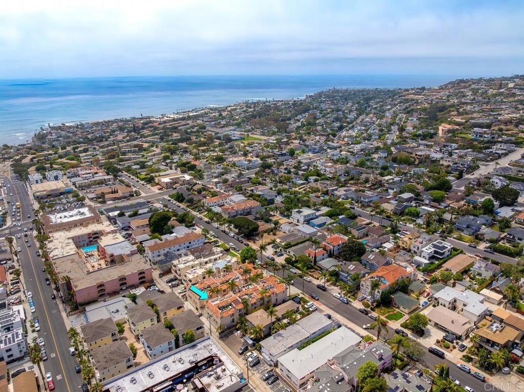 Image 3 of property listing at 919 Agate Street 3, San Diego, CA 92109