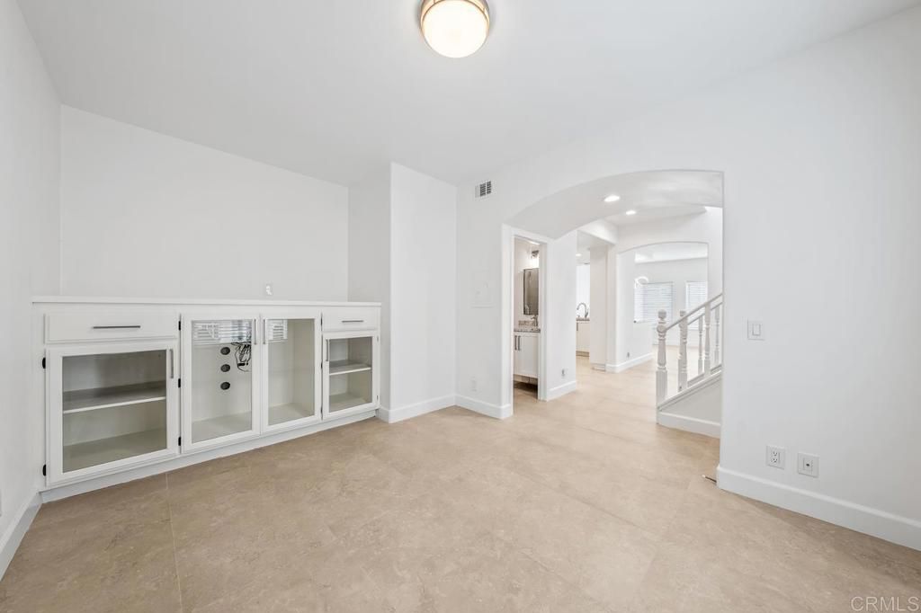 Image 32 of property listing at 919 Agate Street 3, San Diego, CA 92109