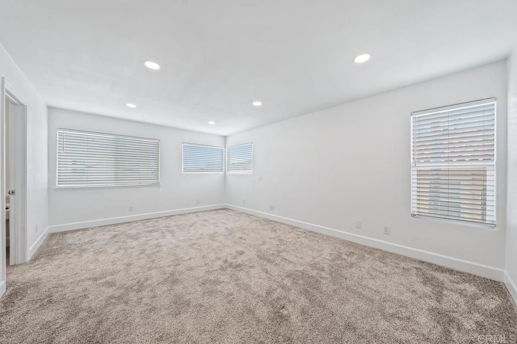 Image 33 of property listing at 919 Agate Street 3, San Diego, CA 92109