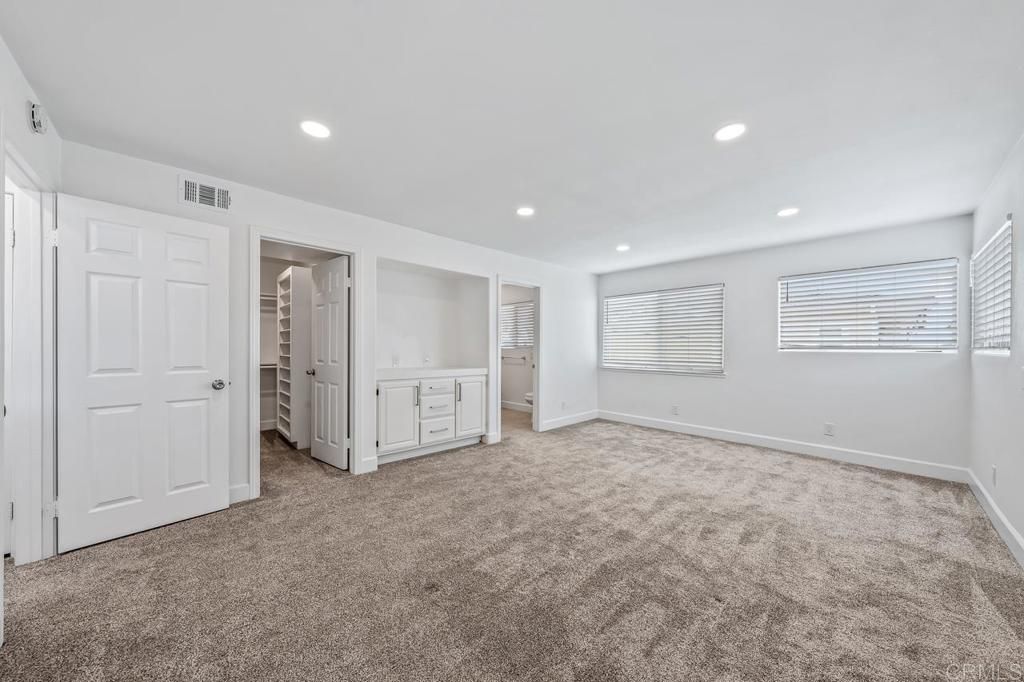 Image 34 of property listing at 919 Agate Street 3, San Diego, CA 92109