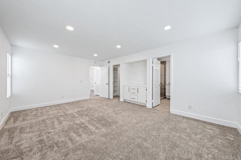 Image 35 of property listing at 919 Agate Street 3, San Diego, CA 92109