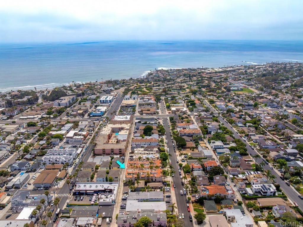 Image 4 of property listing at 919 Agate Street 3, San Diego, CA 92109