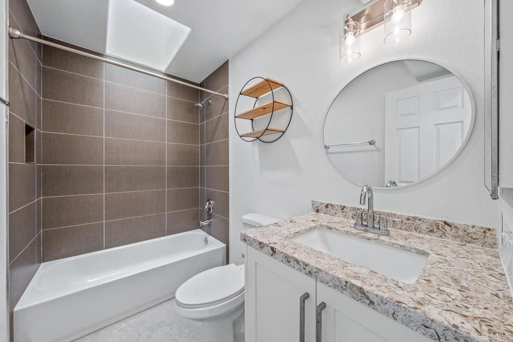 Image 43 of property listing at 919 Agate Street 3, San Diego, CA 92109
