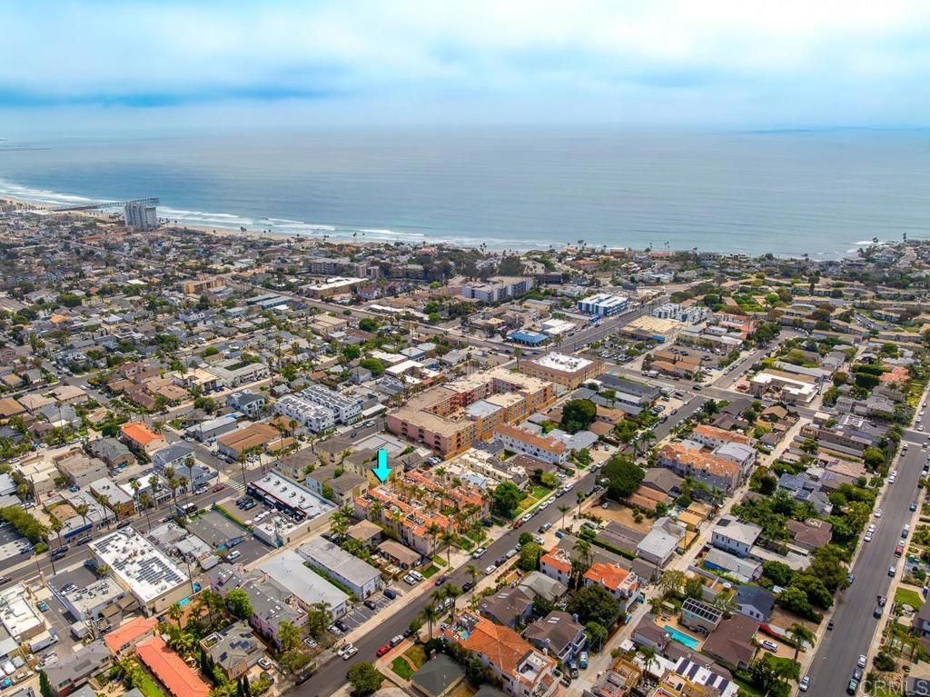 Image 5 of property listing at 919 Agate Street 3, San Diego, CA 92109