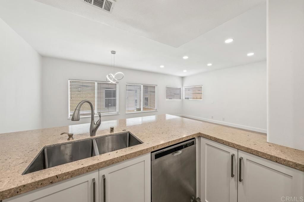 Image 53 of property listing at 919 Agate Street 3, San Diego, CA 92109