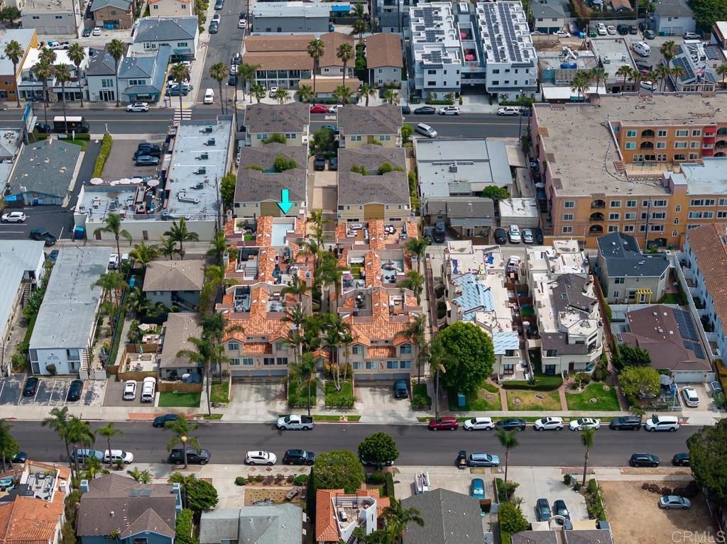 Image 7 of property listing at 919 Agate Street 3, San Diego, CA 92109