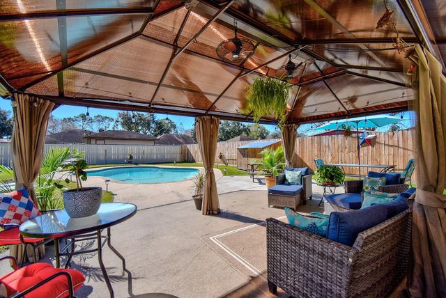 21 Alexander Court, Angleton, TX 77515