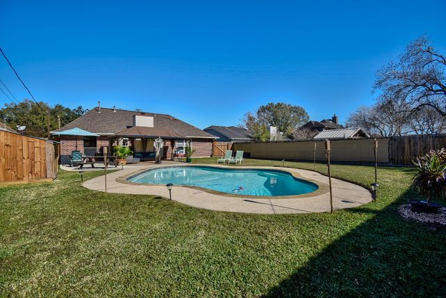 21 Alexander Court, Angleton, TX 77515