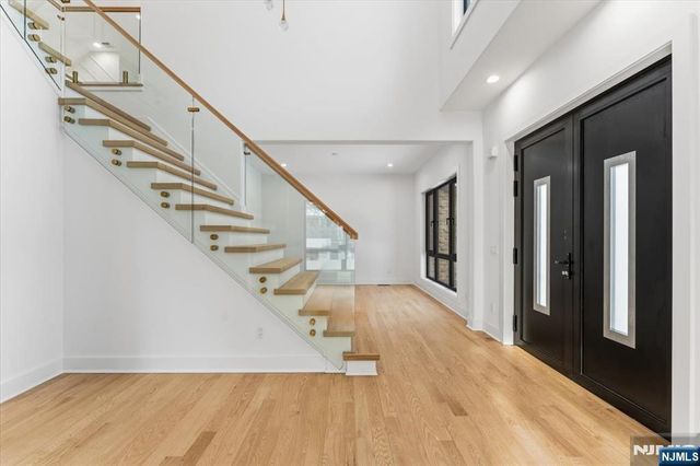 83 Falcon Road, Livingston, NJ 07039