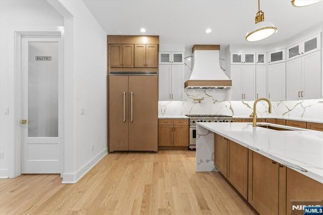 83 Falcon Road, Livingston, NJ 07039