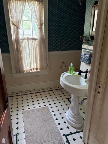 144 N Washington, Lake Orion, MI 48362