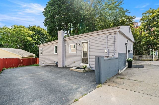 28 Warren St, Peabody, MA 01960