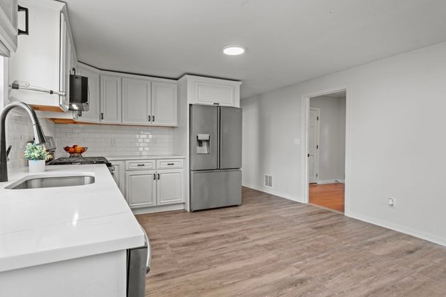 28 Warren St, Peabody, MA 01960