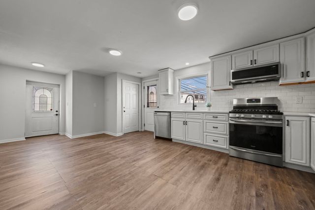 28 Warren St, Peabody, MA 01960
