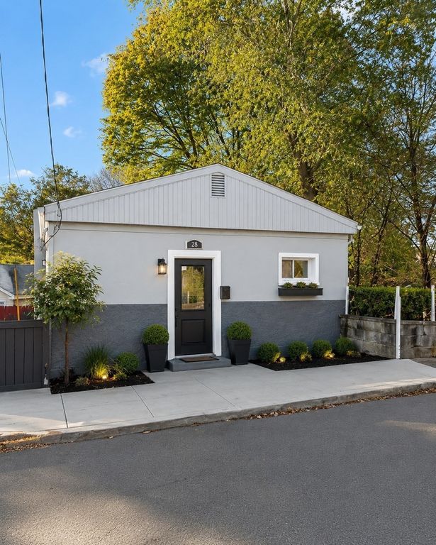 28 Warren St, Peabody, MA 01960