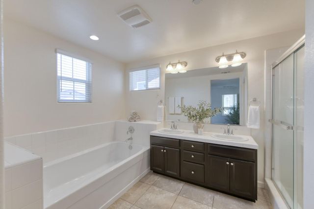 896 Lassen Lane W, Madera, CA 93636