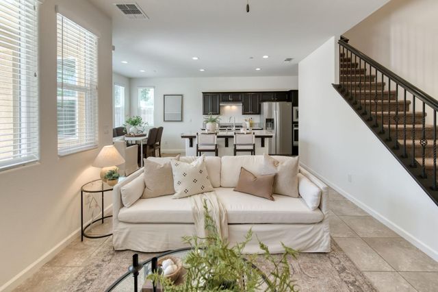 896 Lassen Lane W, Madera, CA 93636