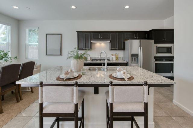 896 Lassen Lane W, Madera, CA 93636