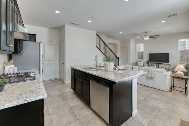 896 Lassen Lane W, Madera, CA 93636