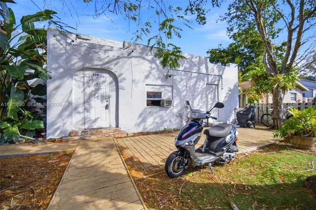 224 SW 14th St, Dania Beach, FL 33004
