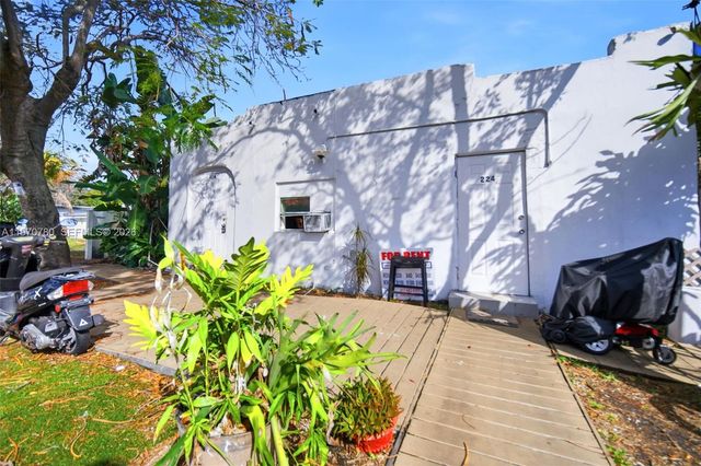 224 SW 14th St, Dania Beach, FL 33004