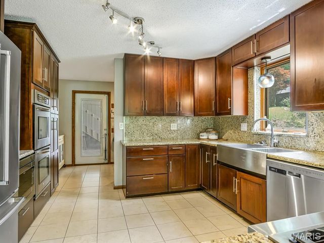 44 Larkmoor Drive, Glen Carbon, IL 62034